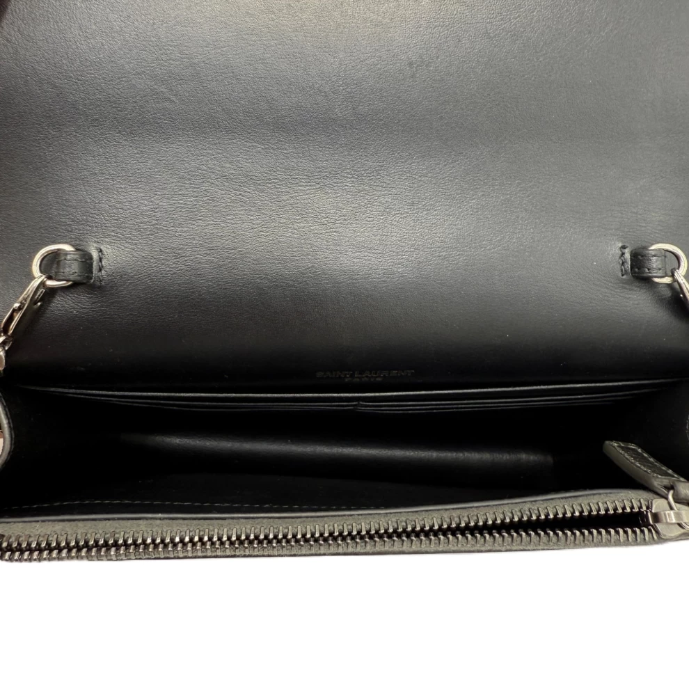     محفظة كيت من سان لوران بتصميم شرابة وسلسلة 