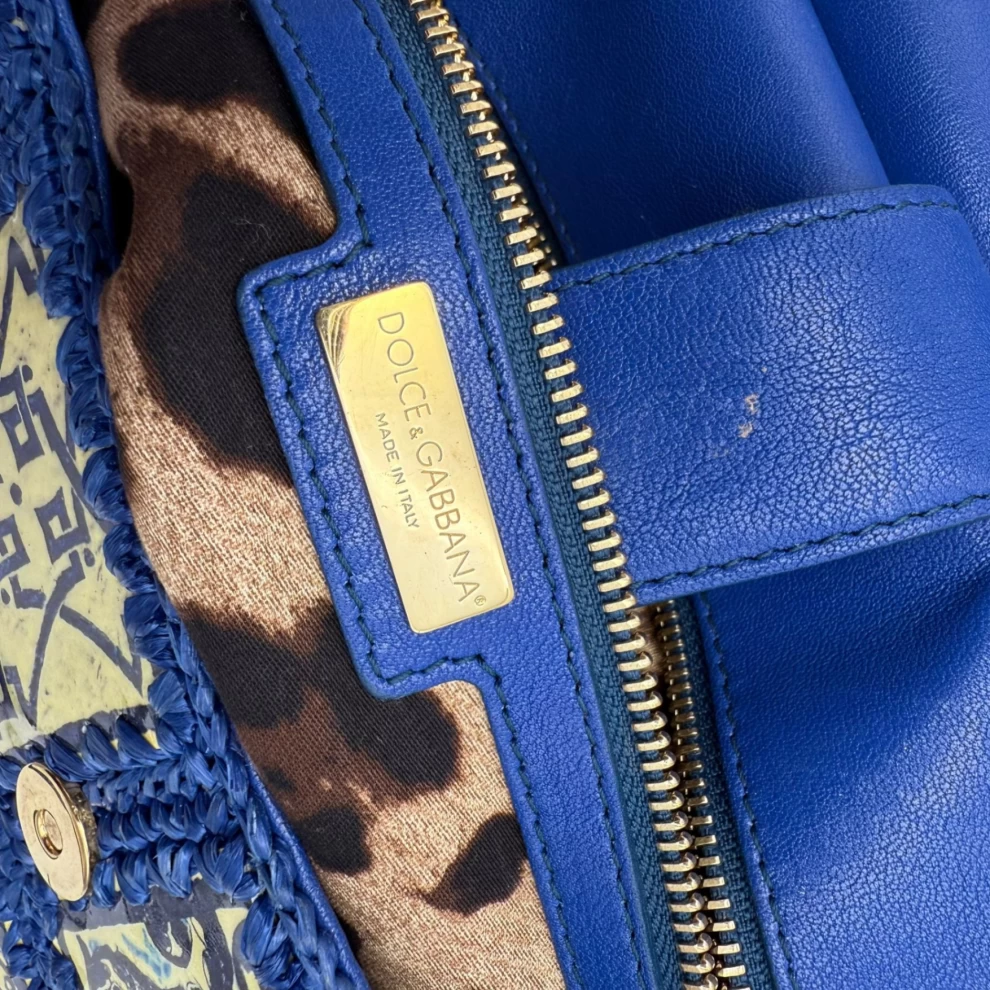     حقيبة دولتشي آند غابانا ميس سيسيلي كبيرة الحجم مصنوعة من جلد الرافي الأزرق ومقبض علوي من بلاط الماجوليكا 