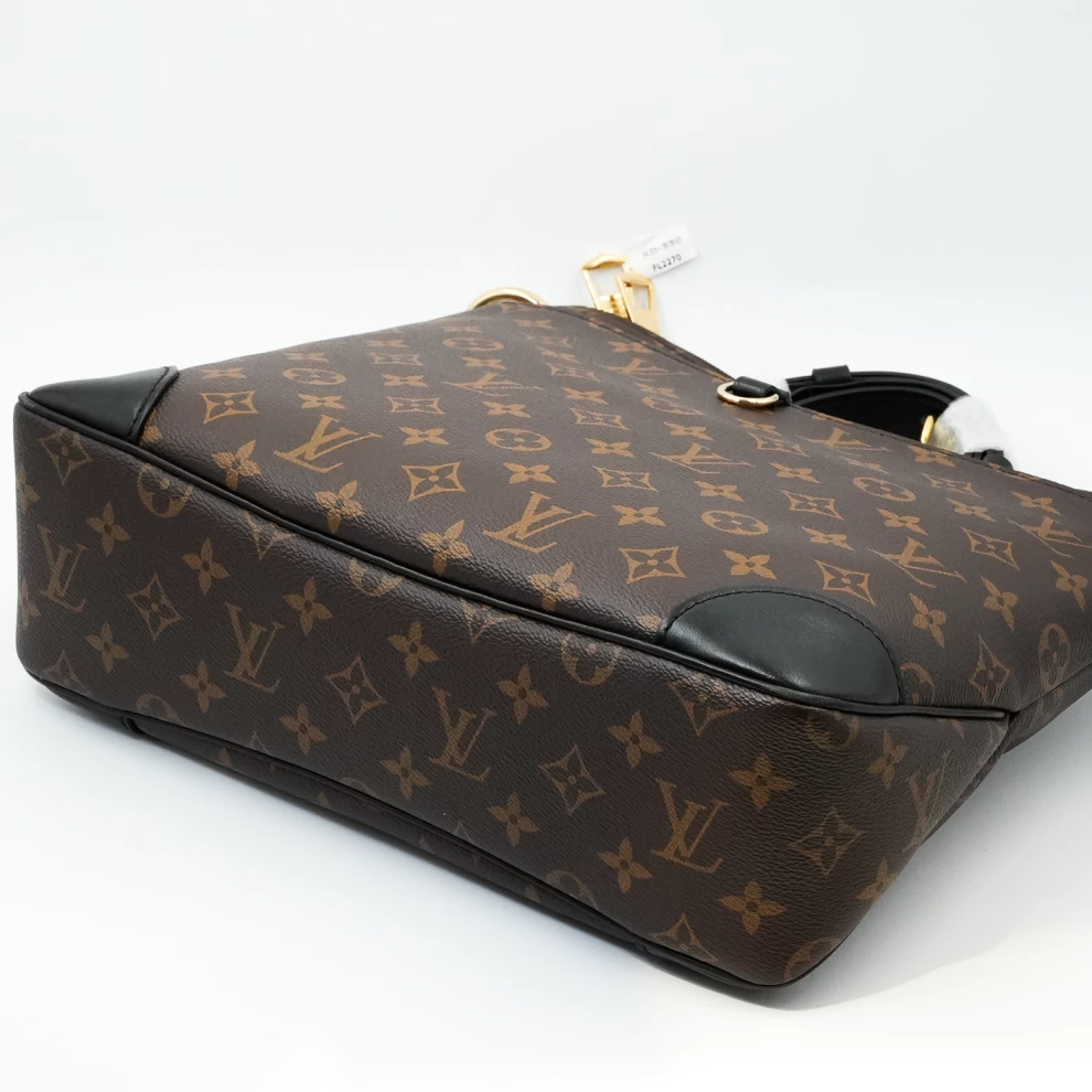     حقيبة لويس فيتون لوب هوبو من قماش مونوغرام وجلد أسود 