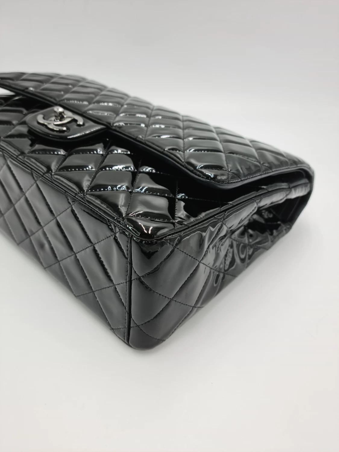     حقيبة شانيل الكلاسيكية ماكسي المبطنة المصنوعة من الجلد اللامع 