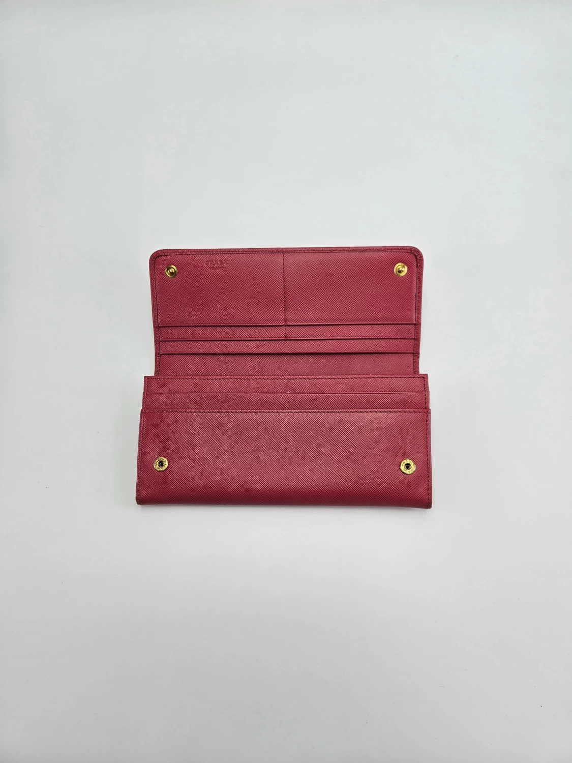     "محفظة كونتيننتال بشعار برادا " 