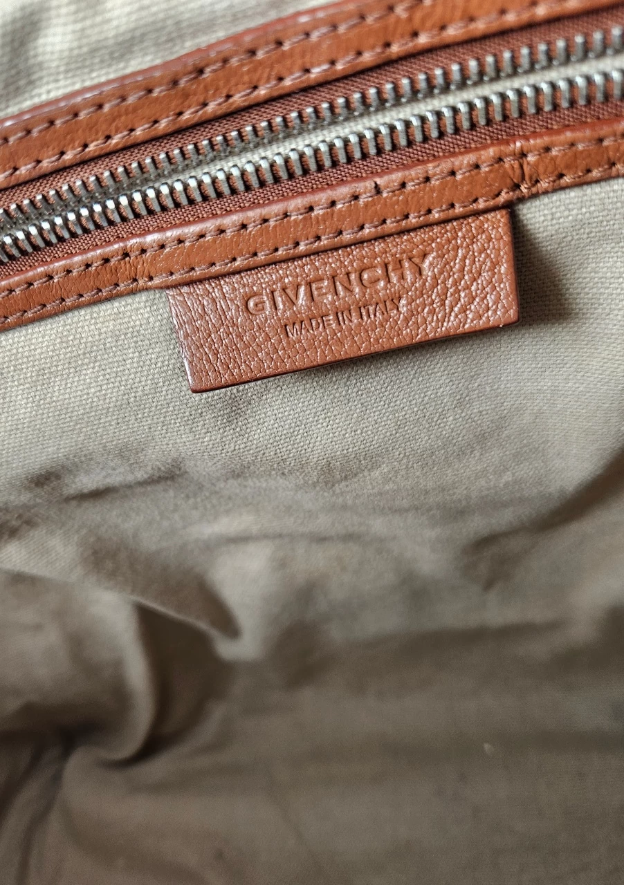     حقيبة أنتيجونا الجلدية من جيفنشي 