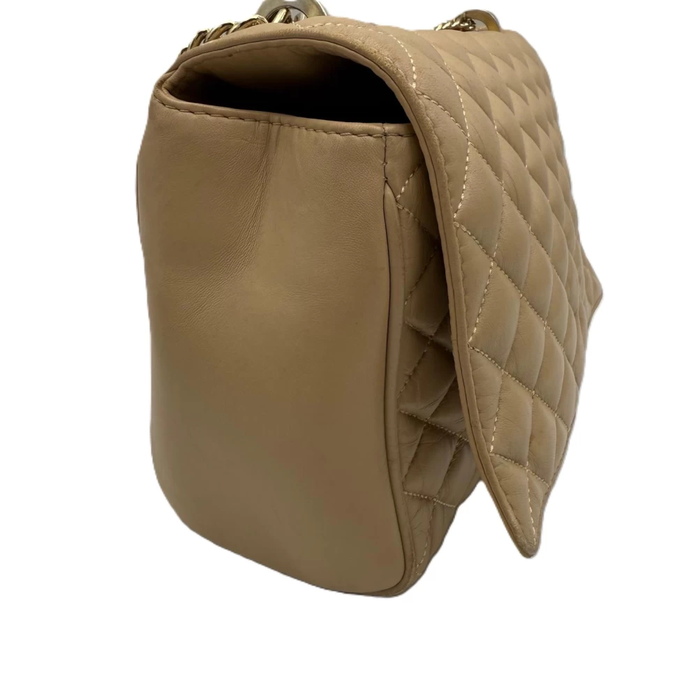     حقيبة كروس بودي من الجلد المبطن باللون الكريمي من كارولينا هيريرا 