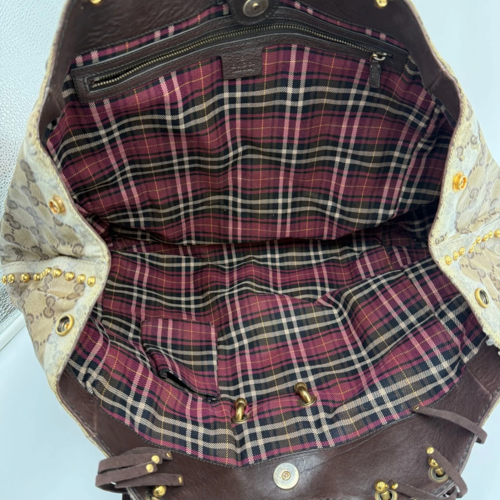     حقيبة توت بابوسكا من غوتشي بلون البيج الأبنوسي ونقشة الكريستال على شكل قلب 