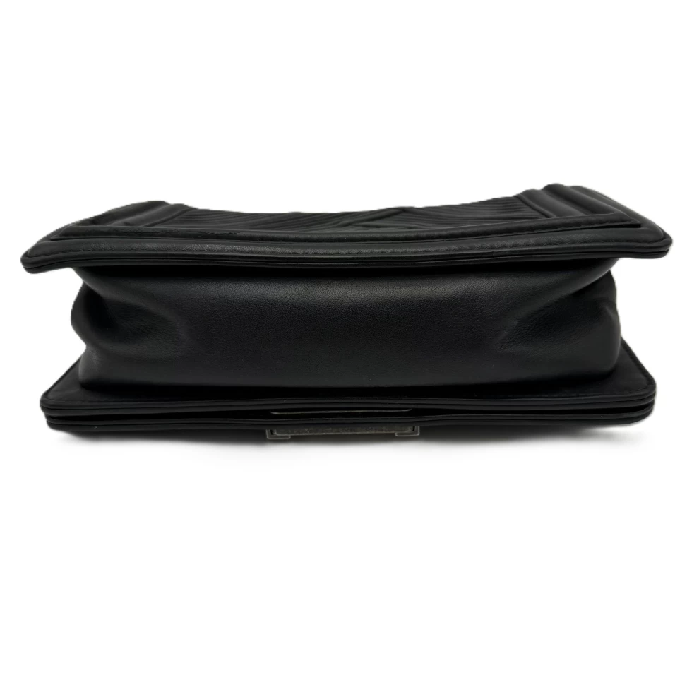     حقيبة كتف شانيل صغيرة من جلد الحمل، سوداء اللون، قابلة للطي، بتصميم مطوي 