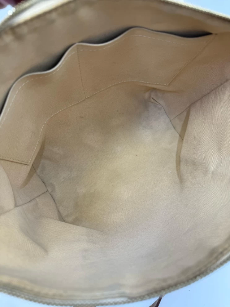     لويس فويتون دامير أزور توتال بي إم 