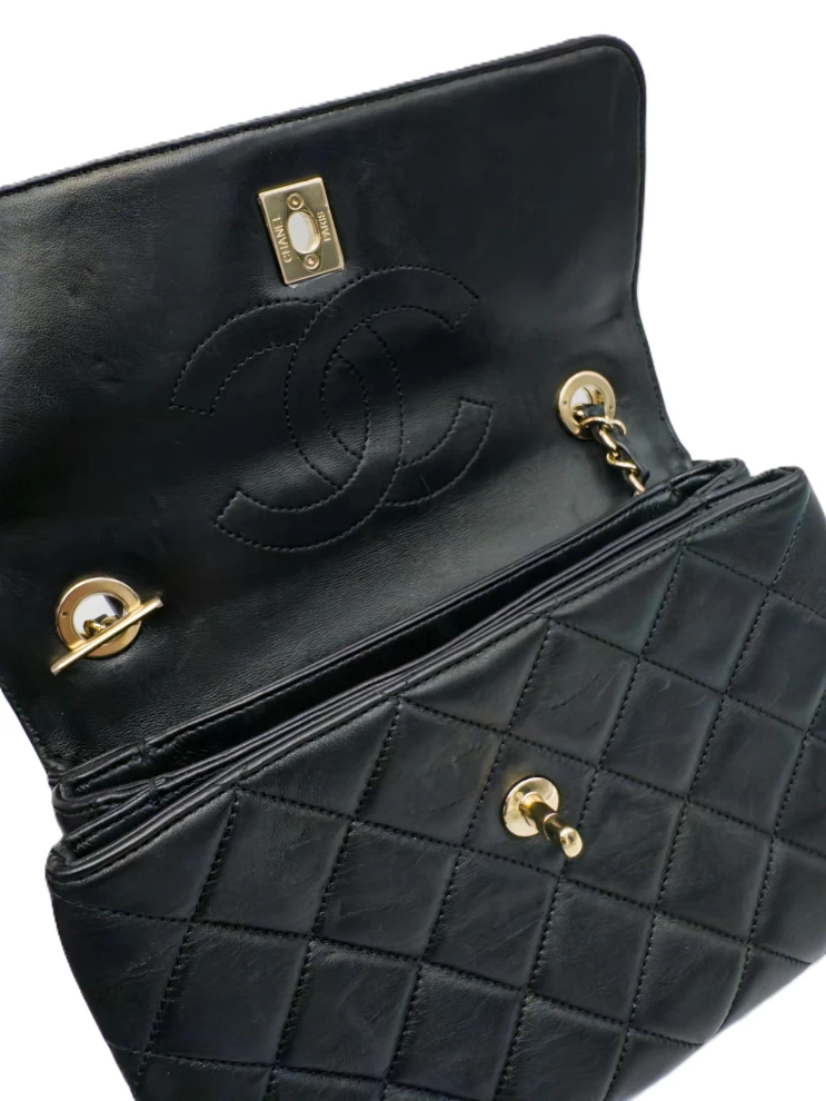     حقيبة شانيل صغيرة عصرية من الجلد المبطن باللون الأسود مع مقبض علوي قابل للطي وشعار CC 