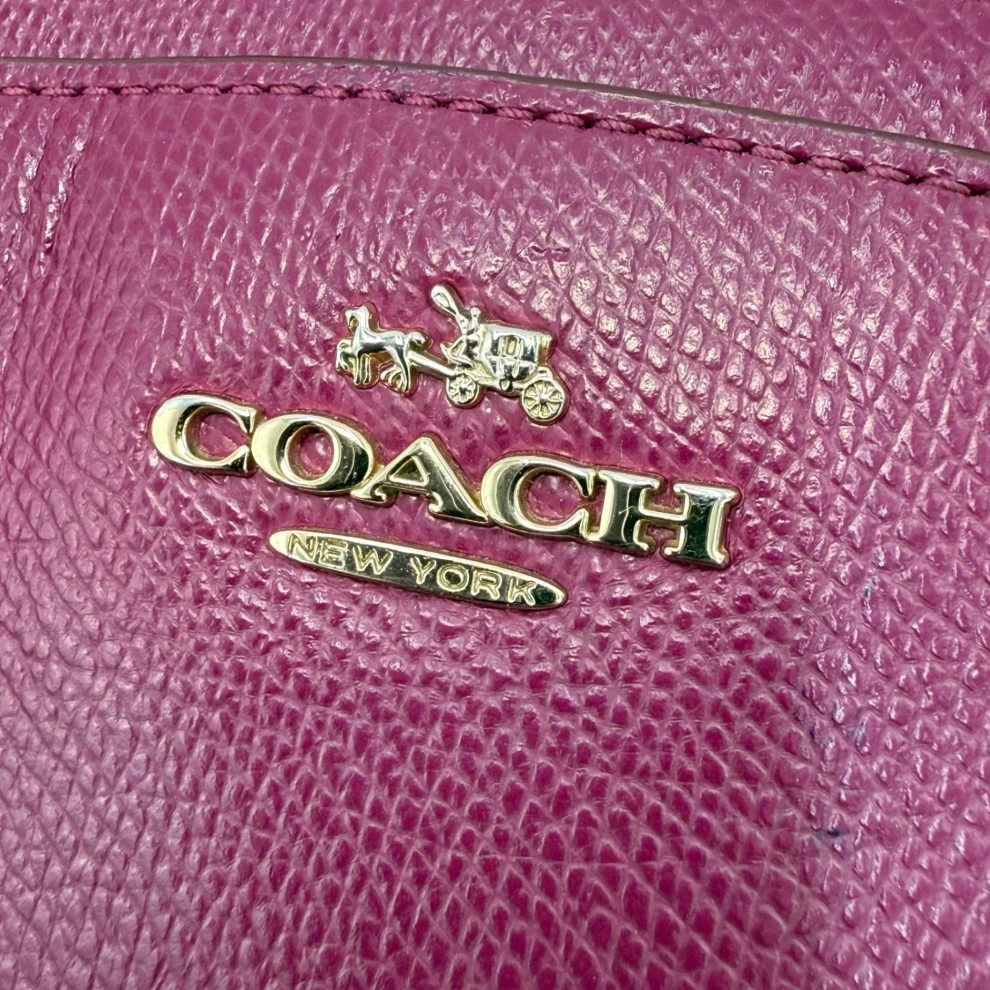     حقيبة توت كريستي كاريال من كوتش، مصنوعة من الجلد البنفسجي 