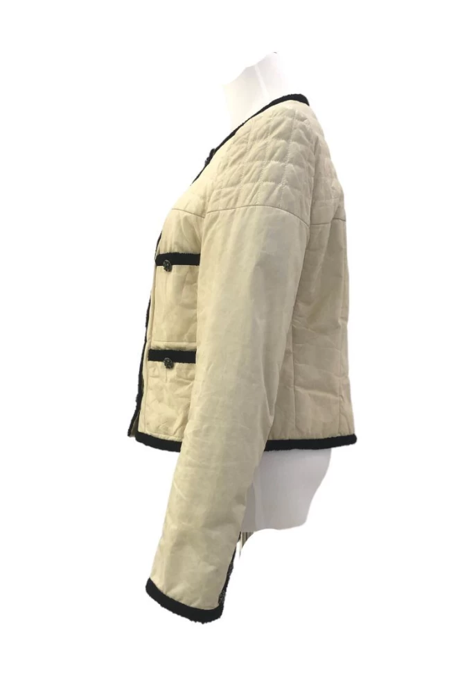     سترة شانيل الجلدية المبطنة مع حواف سوداء 