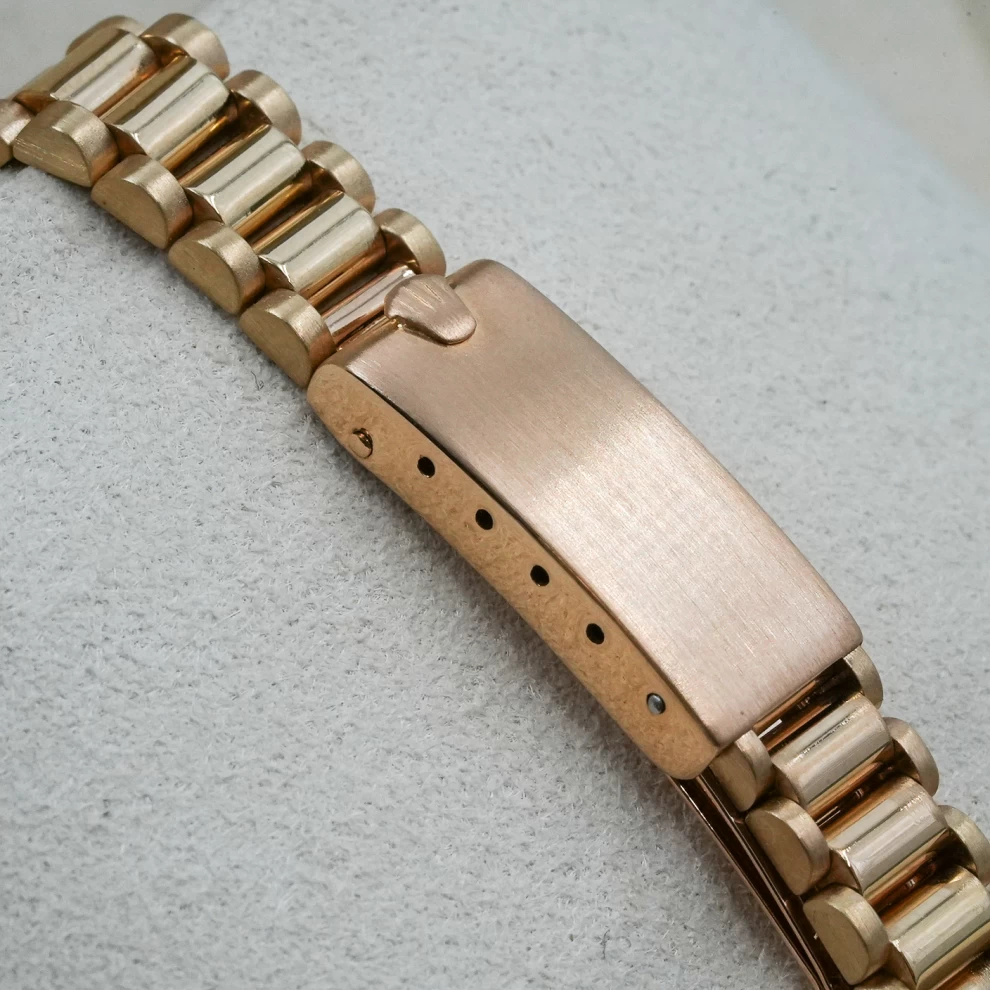     Rolex Lady-Datejust 26 in 18 ct Everose Gold with Diamond Paved Dial - Women's Watch 