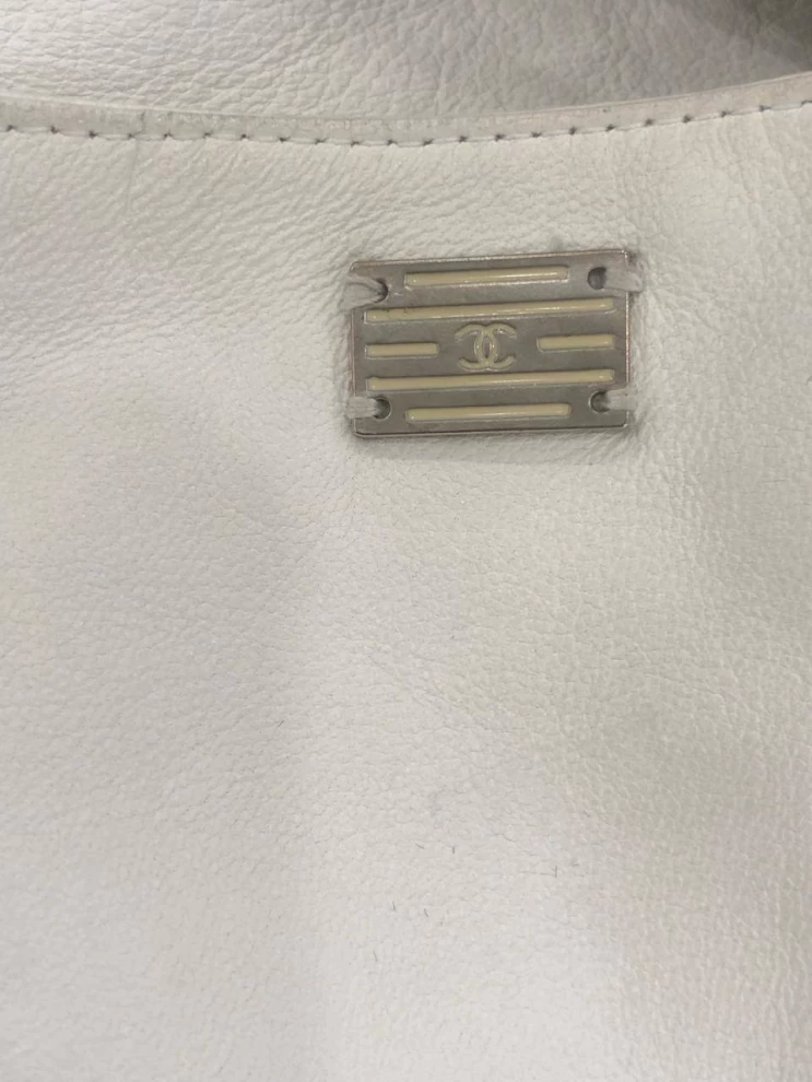     تنورة شانيل متوسطة الطول من الجلد باللون الأبيض العاجي 