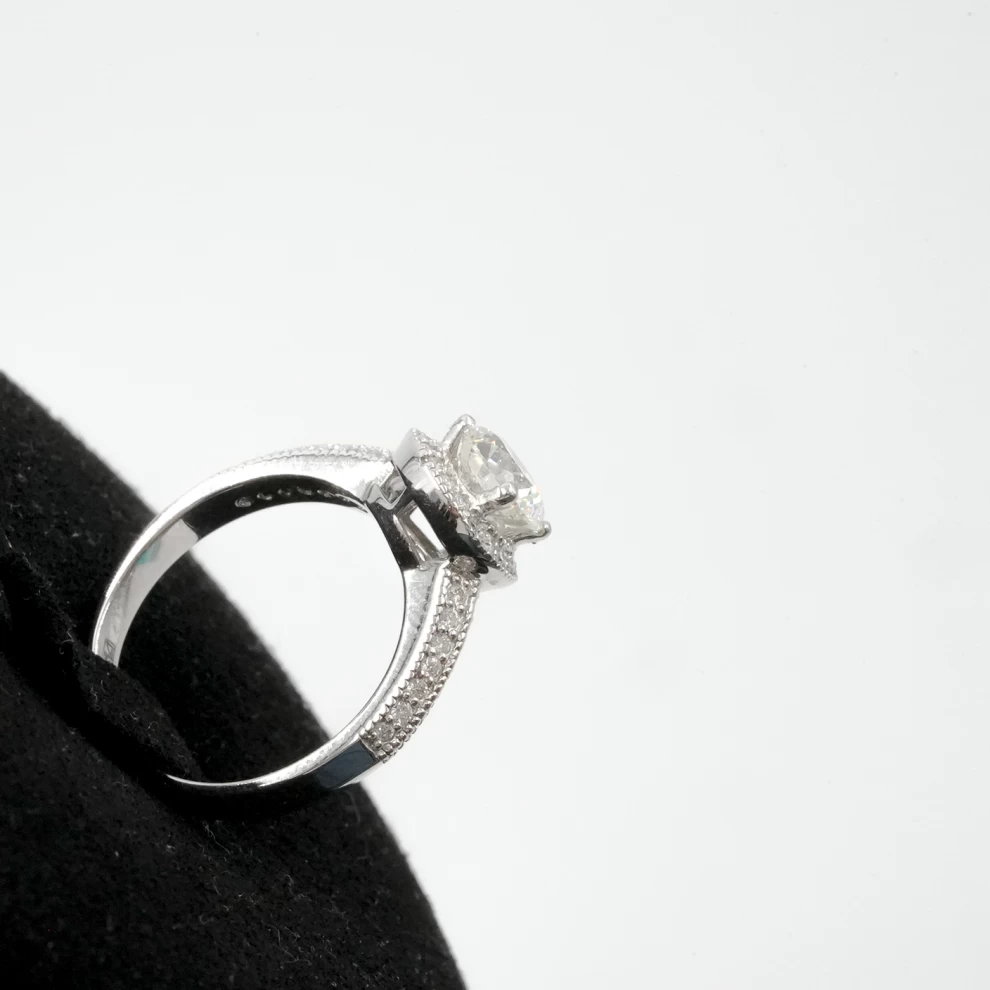     White Gold - Diamond Ring 