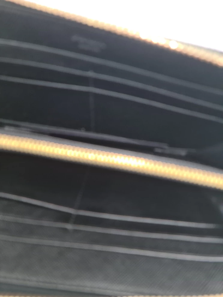     محفظة برادا كبيرة من جلد سافيانو 