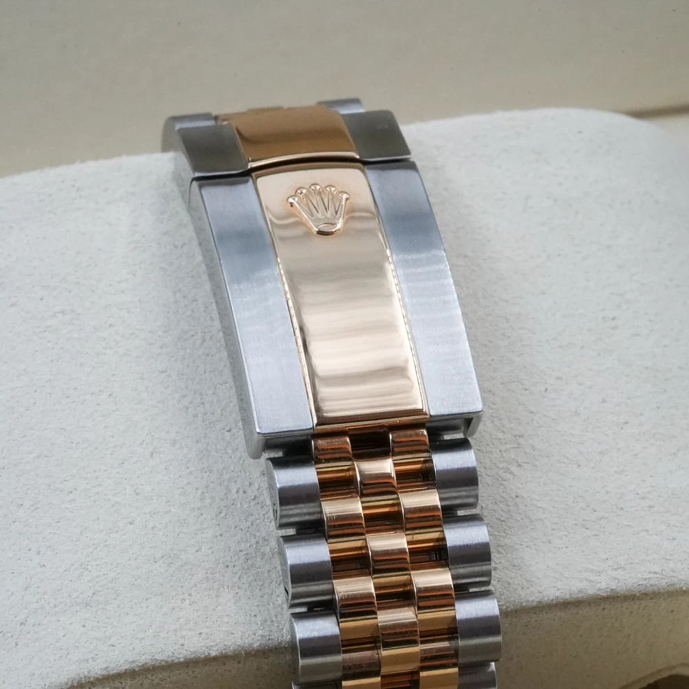     Rolex Oyster Perpetual Datejust 36 - Women's Watch 
