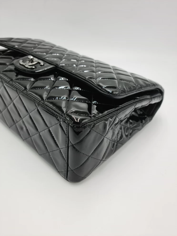     حقيبة شانيل الكلاسيكية ماكسي المبطنة المصنوعة من الجلد اللامع 