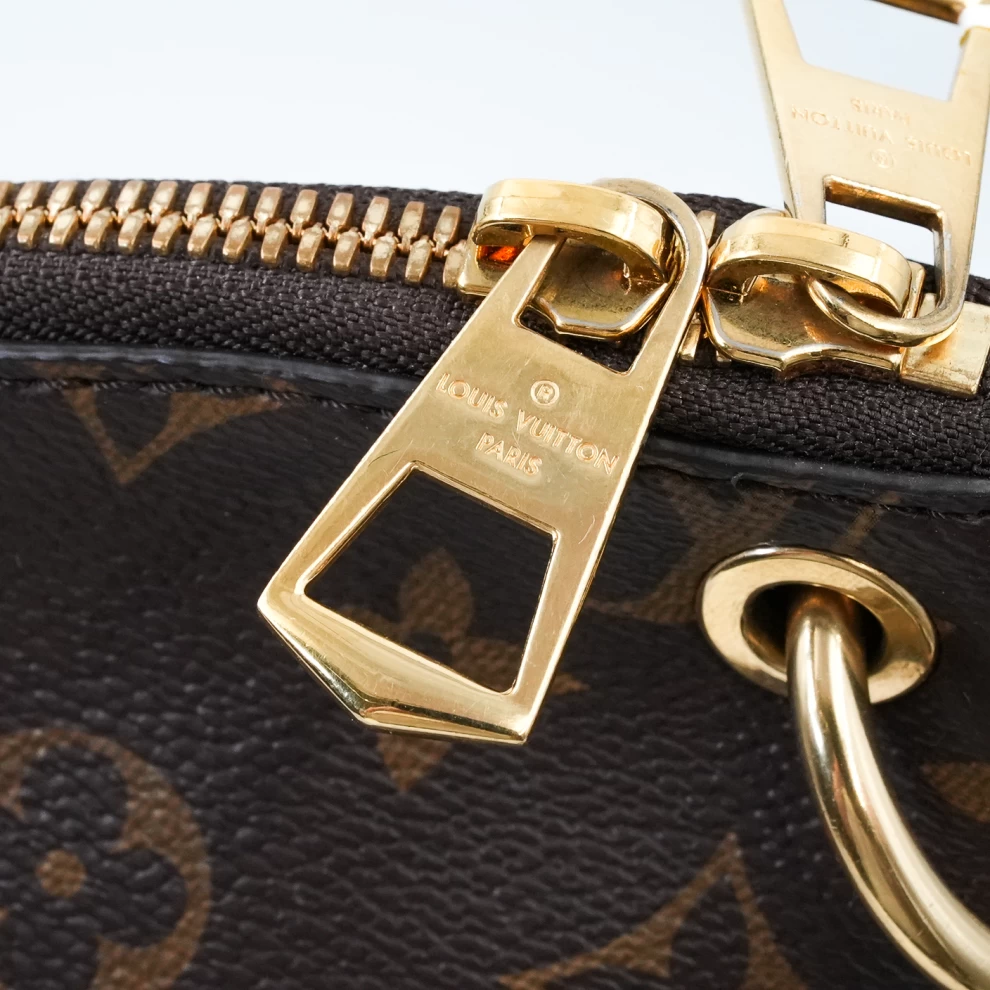     حقيبة لويس فيتون لوب هوبو من قماش مونوغرام وجلد أسود 