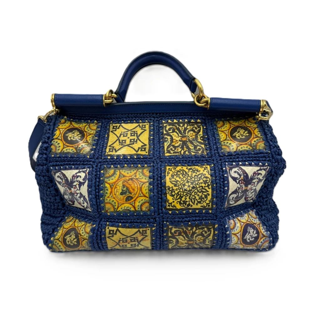     حقيبة دولتشي آند غابانا ميس سيسيلي كبيرة الحجم مصنوعة من جلد الرافي الأزرق ومقبض علوي من بلاط الماجوليكا 