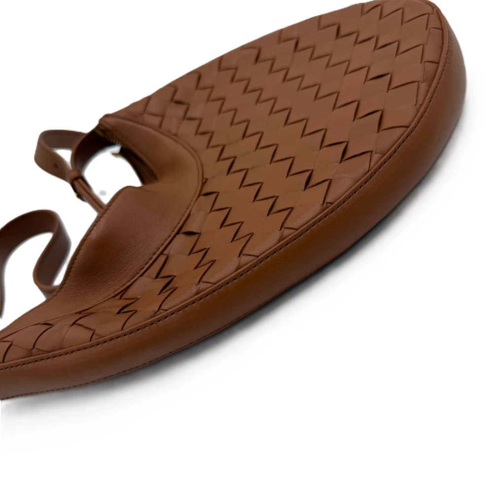     حقيبة هوبو صغيرة بنية اللون من بوتيغا فينيتا 