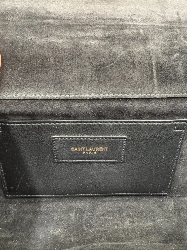     حقيبة كلاتش كيت من سان لوران، فضية معدنية، قابلة للطي 