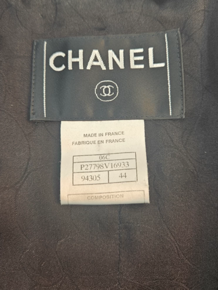     سترة شانيل تويد سوداء مزينة بالشراريب 