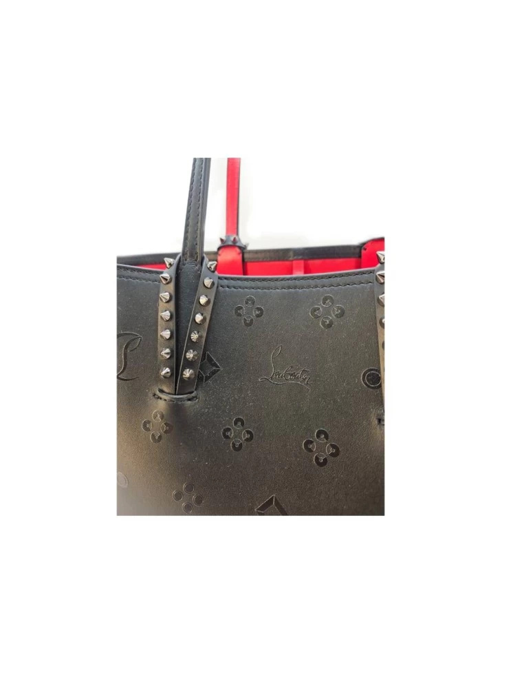     حقيبة توت كاباتا سوداء وحمراء من كريستيان لوبوتان 