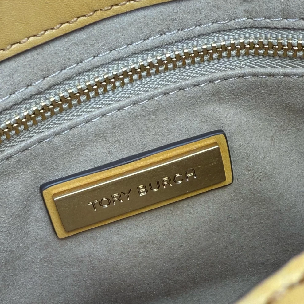     حقيبة توري بيرش كيرا المرقعة ذات المقبض العلوي 