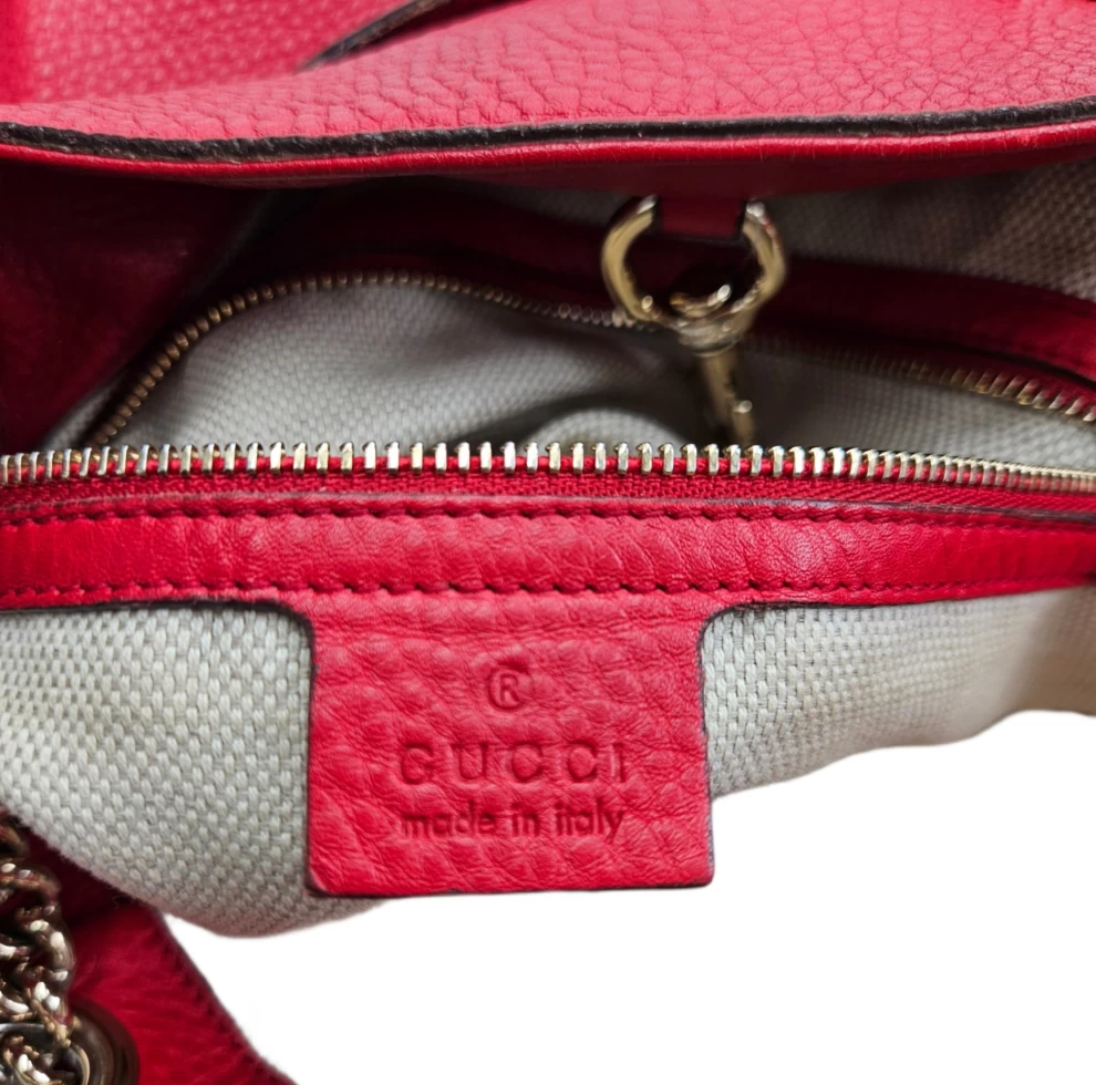     حقيبة جوتشي سوهو متوسطة الحجم من الجلد الأحمر 