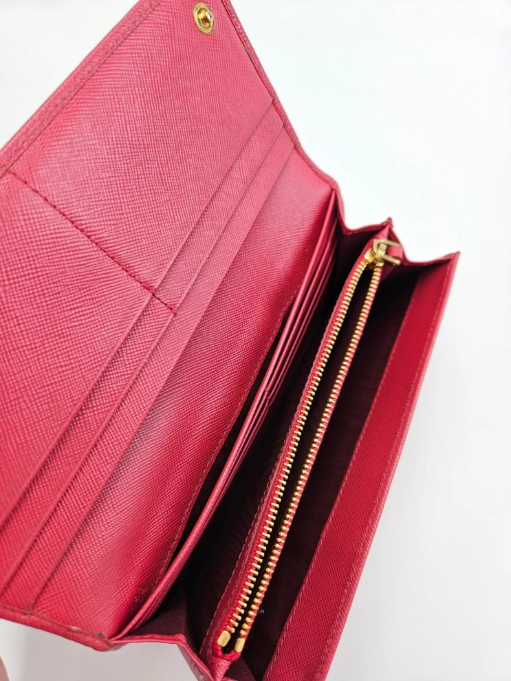     "محفظة كونتيننتال بشعار برادا " 