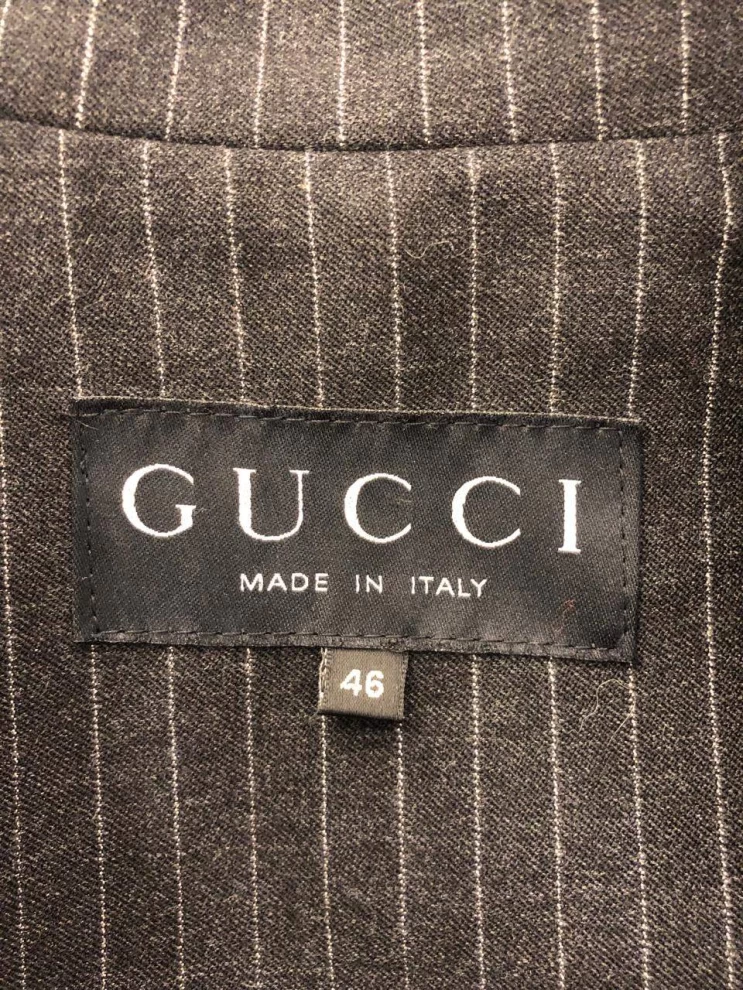     جاكيت وبنطال غوتشي المخطط 