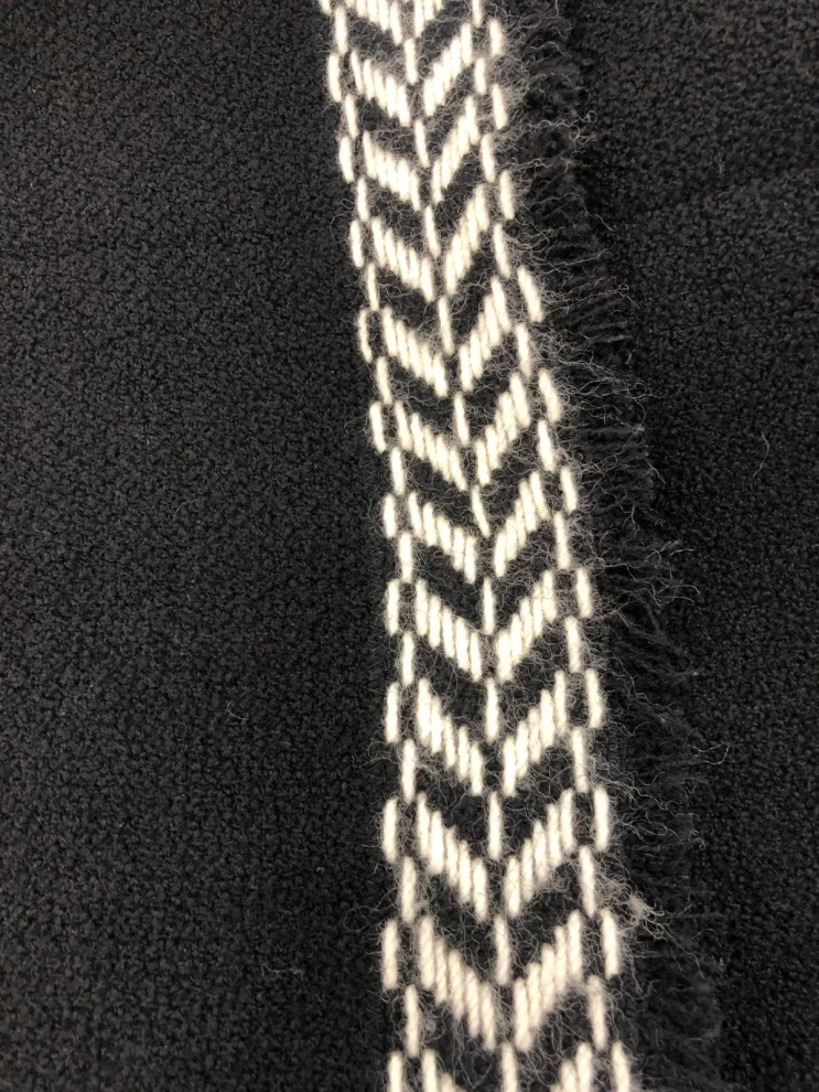     جاكيت سهرة شانيل فينتاج ٢٠٠٤ بنقشة شيفرون باللونين الأسود والأبيض 