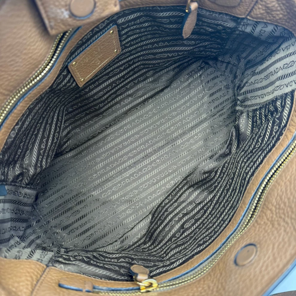     حقيبة برادا فيتيلو فينيكس تان براون من الجلد 