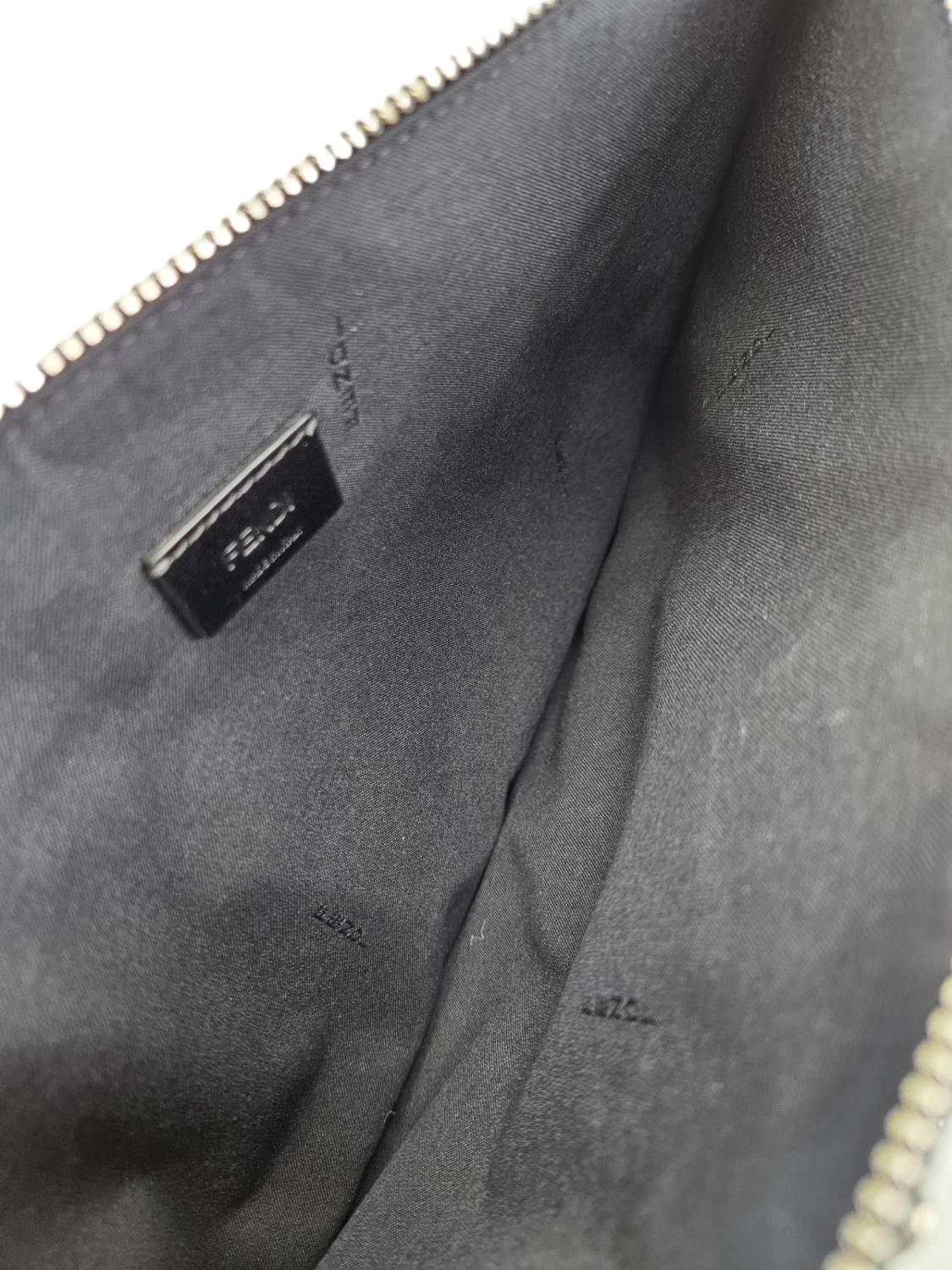     "حقيبة كلاتش كارليتو من فندي " 