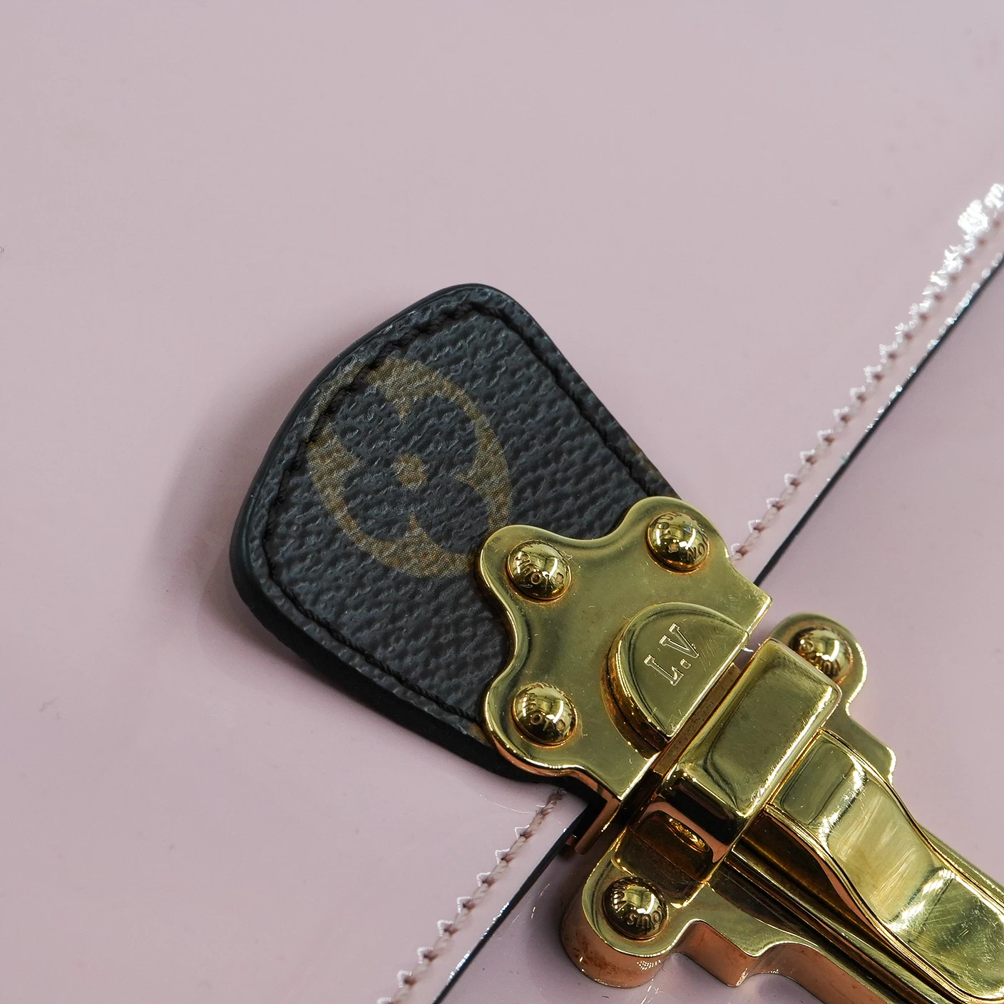 Louis Vuitton Monogram Handbag in Pink Patent Leather
