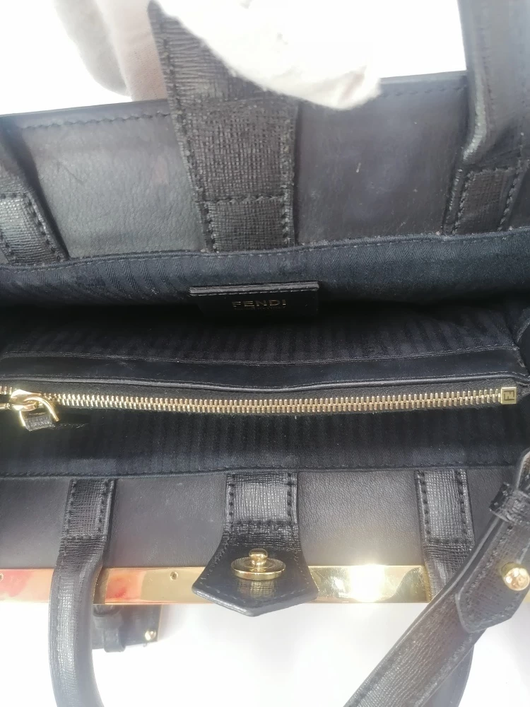     حقيبة فندي الجلدية الصغيرة 2 جور 