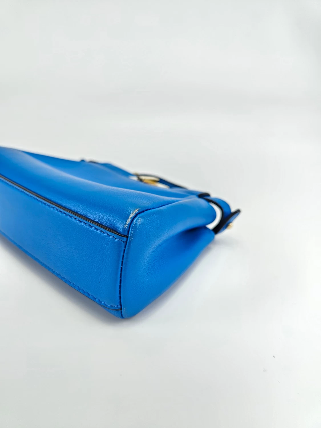     حقيبة فندي مايكرو بيكابو من جلد النابا 