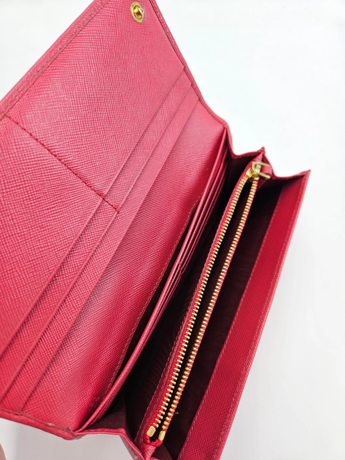     "محفظة كونتيننتال بشعار برادا " 