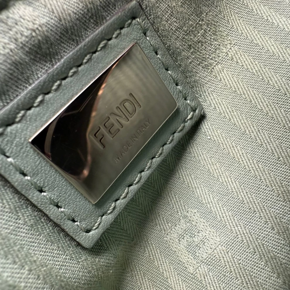     حقيبة فندي ميني 2جورز توت من الجلد باللون الأخضر الباهت 