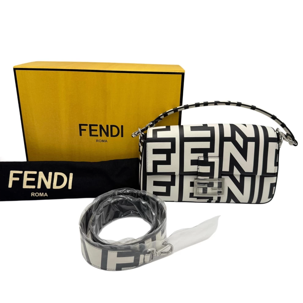     حقيبة كتف من قماش زوكا باغيت باللونين الأسود والأبيض من فندي ومارك جاكوبس 