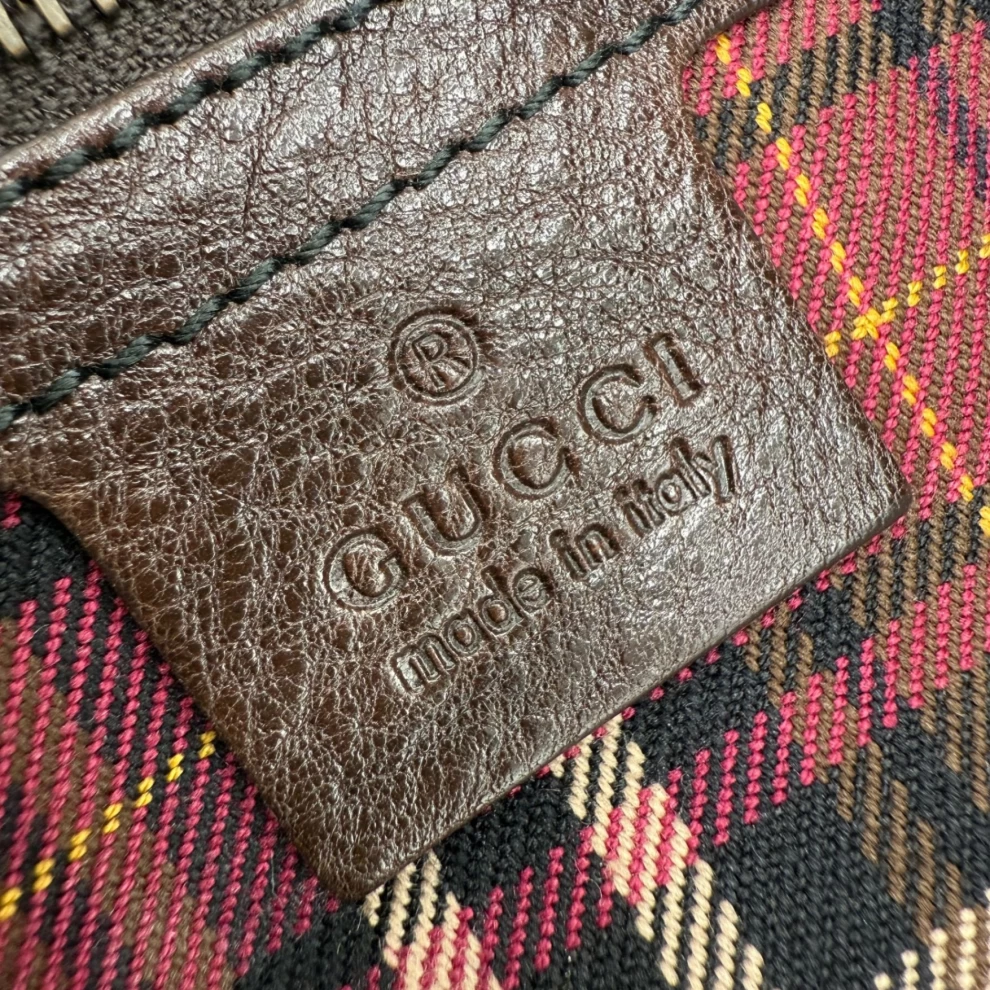     حقيبة توت بابوسكا من غوتشي بلون البيج الأبنوسي ونقشة الكريستال على شكل قلب 