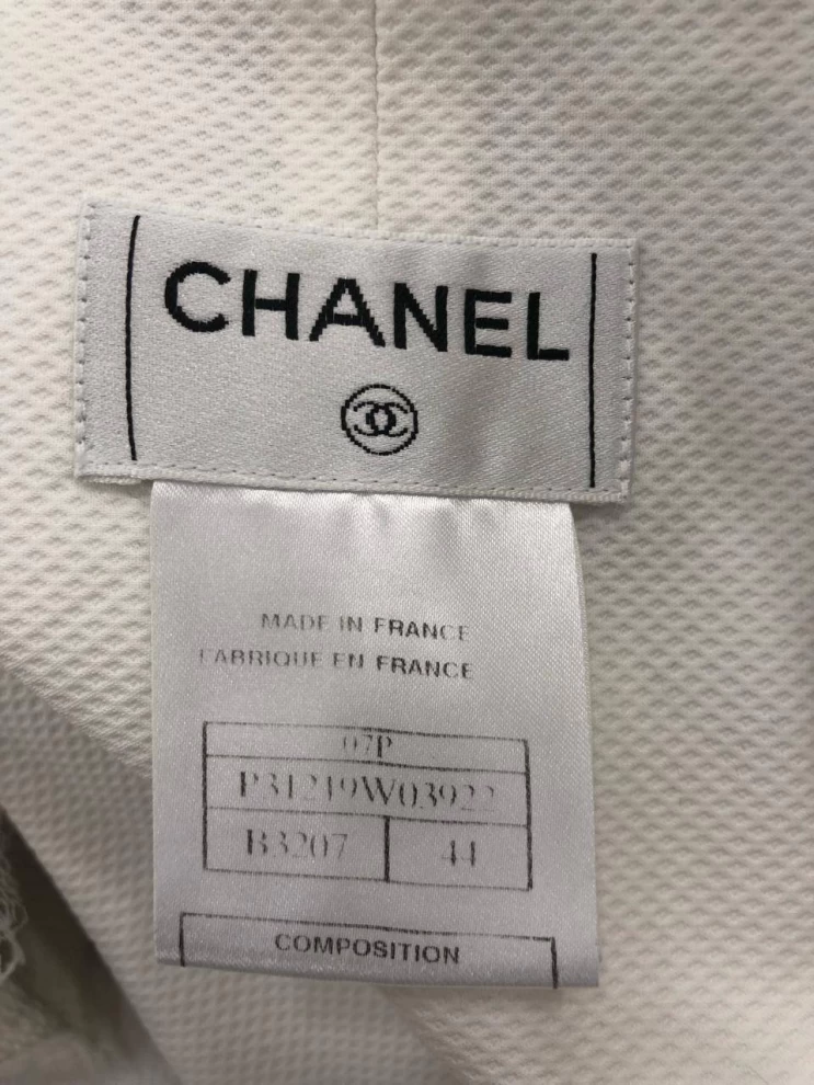     طقم جاكيت وتنورة من قماش تويد رمادي داكن من شانيل 