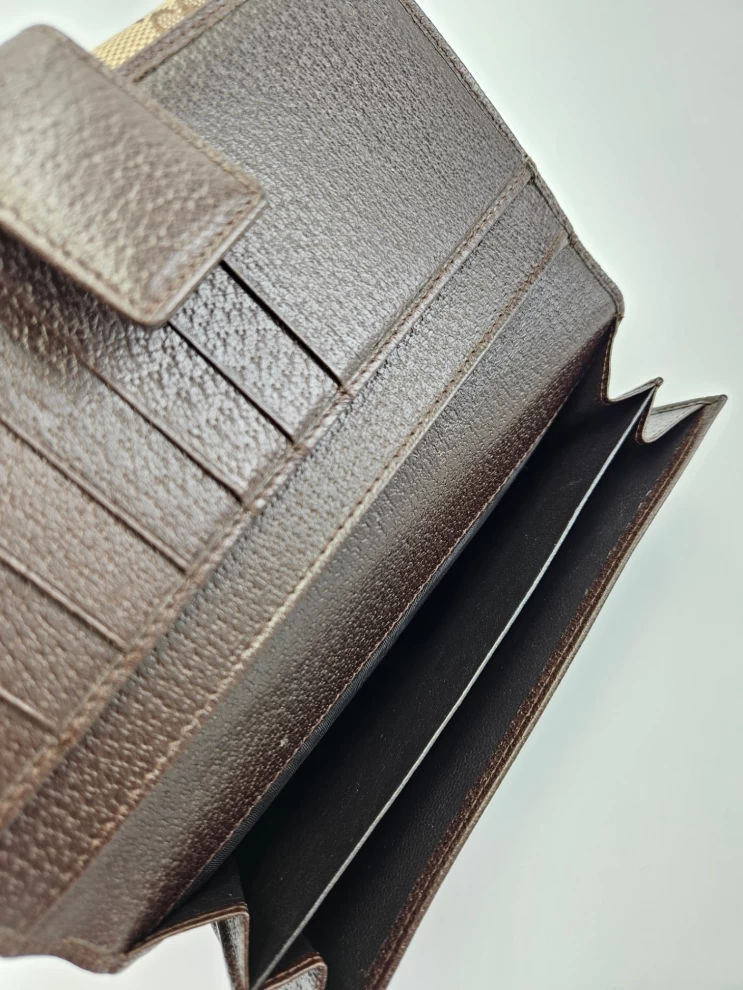     محفظة غوتشي المعدنية المنقوشة 