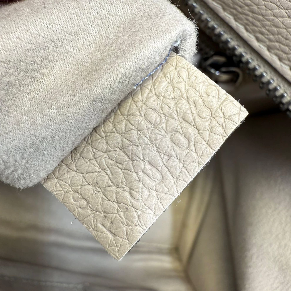     حقيبة توت سيلين مايكرو لاغج من الجلد البيج 