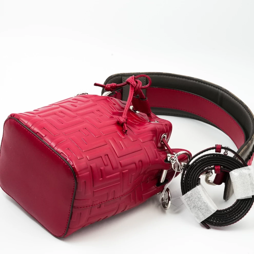     حقيبة فندي مون تريزور ميني باكيت من الجلد المنقوش بشعار FF باللون الأحمر 