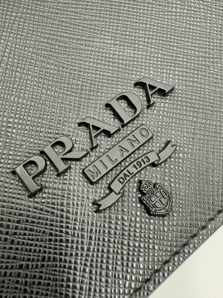     حقيبة محفظة برادا سافيانو سوداء اللون 