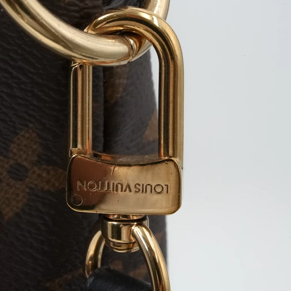     حقيبة لويس فيتون لوب هوبو من قماش مونوغرام وجلد أسود 