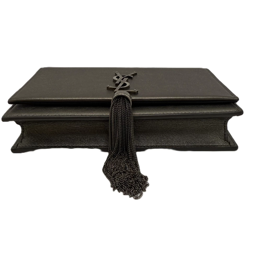     محفظة كيت من سان لوران بتصميم شرابة وسلسلة 