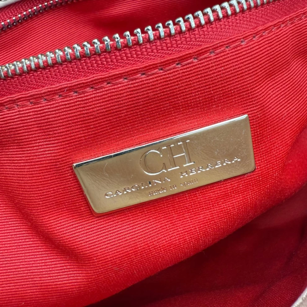     حقيبة كروس بودي من الجلد المبطن باللون الكريمي من كارولينا هيريرا 