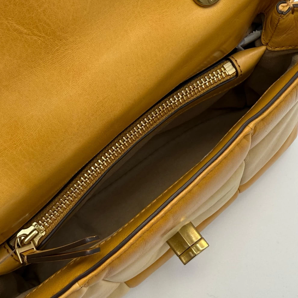     حقيبة توري بيرش كيرا المرقعة ذات المقبض العلوي 