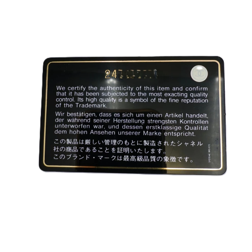     حقيبة شانيل صغيرة عصرية من الجلد المبطن باللون الأسود مع مقبض علوي قابل للطي وشعار CC 