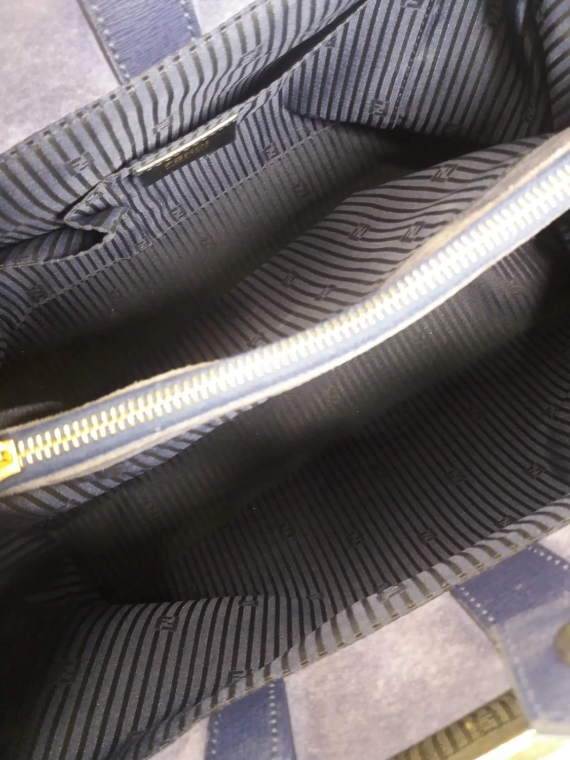     حقيبة فندي تو تون جلدية متوسطة الحجم 2جور 